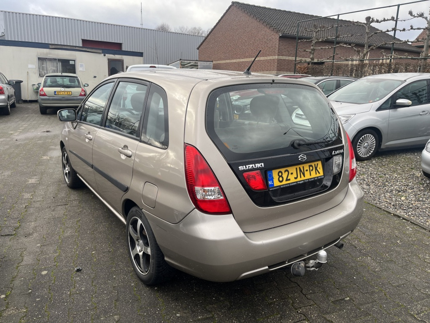 Foto van Suzuki Liana