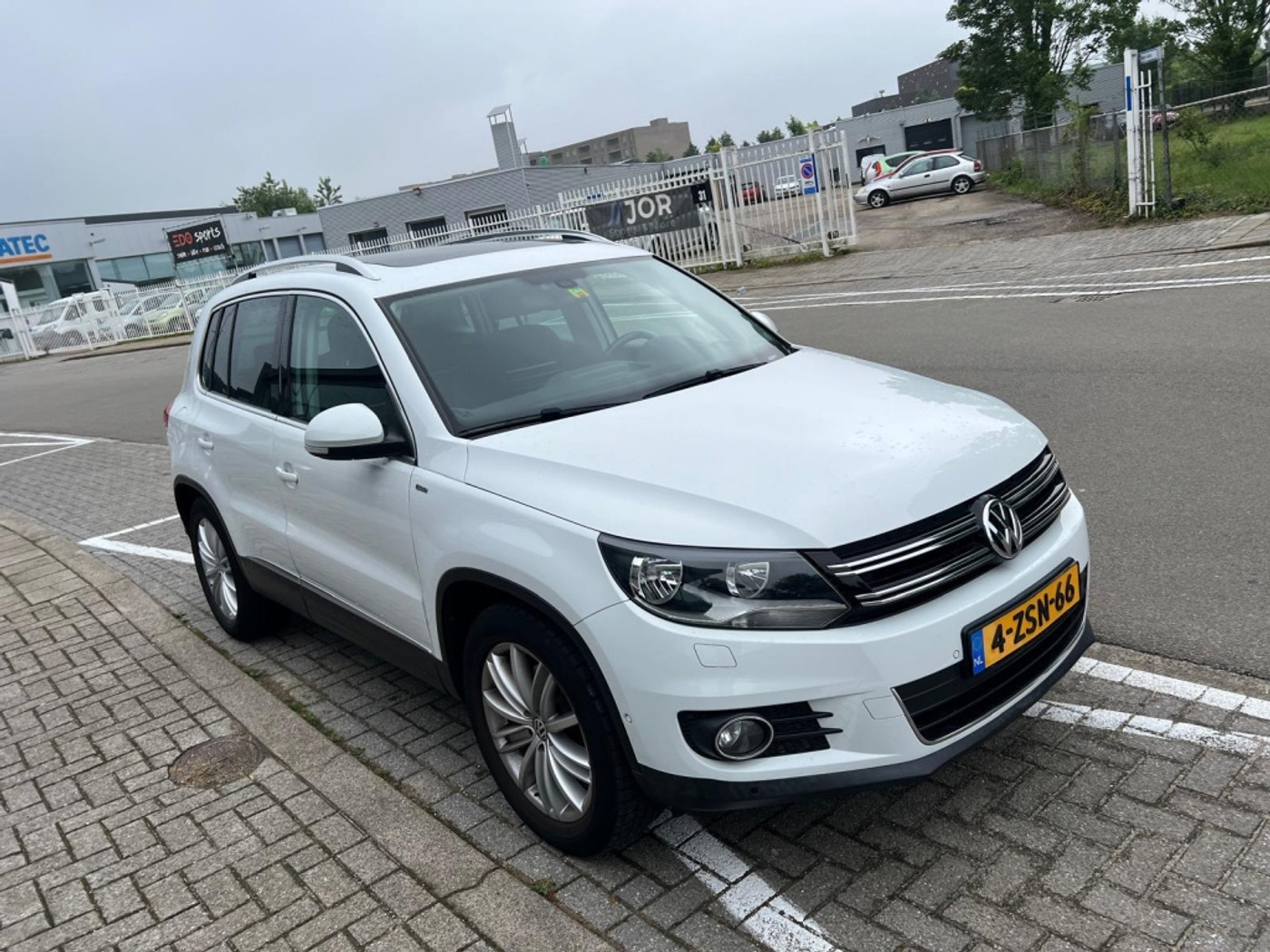 Volkswagen Tiguan 1.4 TSI R-Line CUP Edition|161PK|AUTOMAAT|TREKHAAK|PANORAMADAK|NAVIGATIE|STOELVERWARMING|CLIMATE CONTROL|PDC V+A 2014 - voorkant