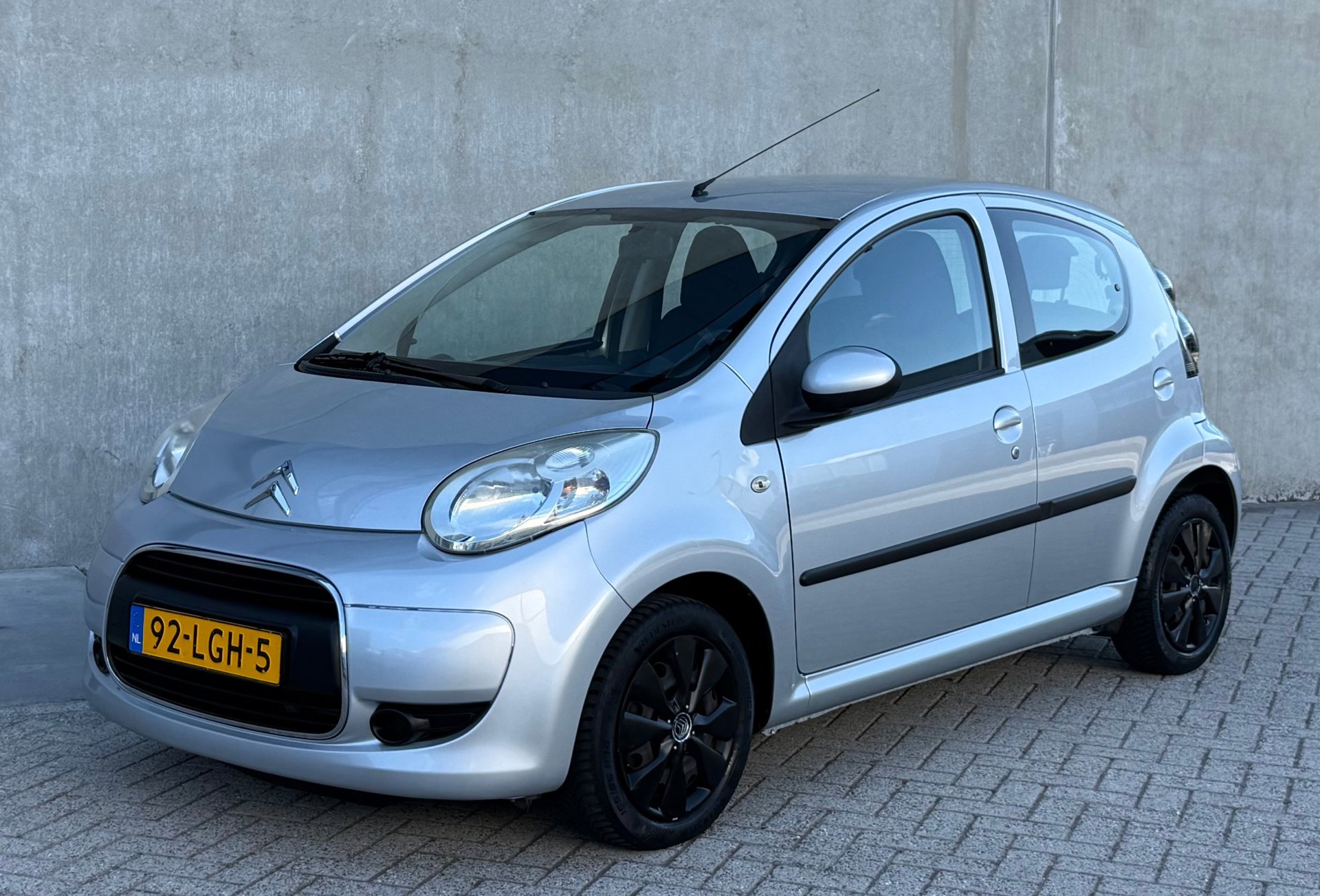 Citroen Citroen C1 1.0-12V Ambiance 2010 Grijs AIRCO|ELEK PAKKET 2010 - voorkant