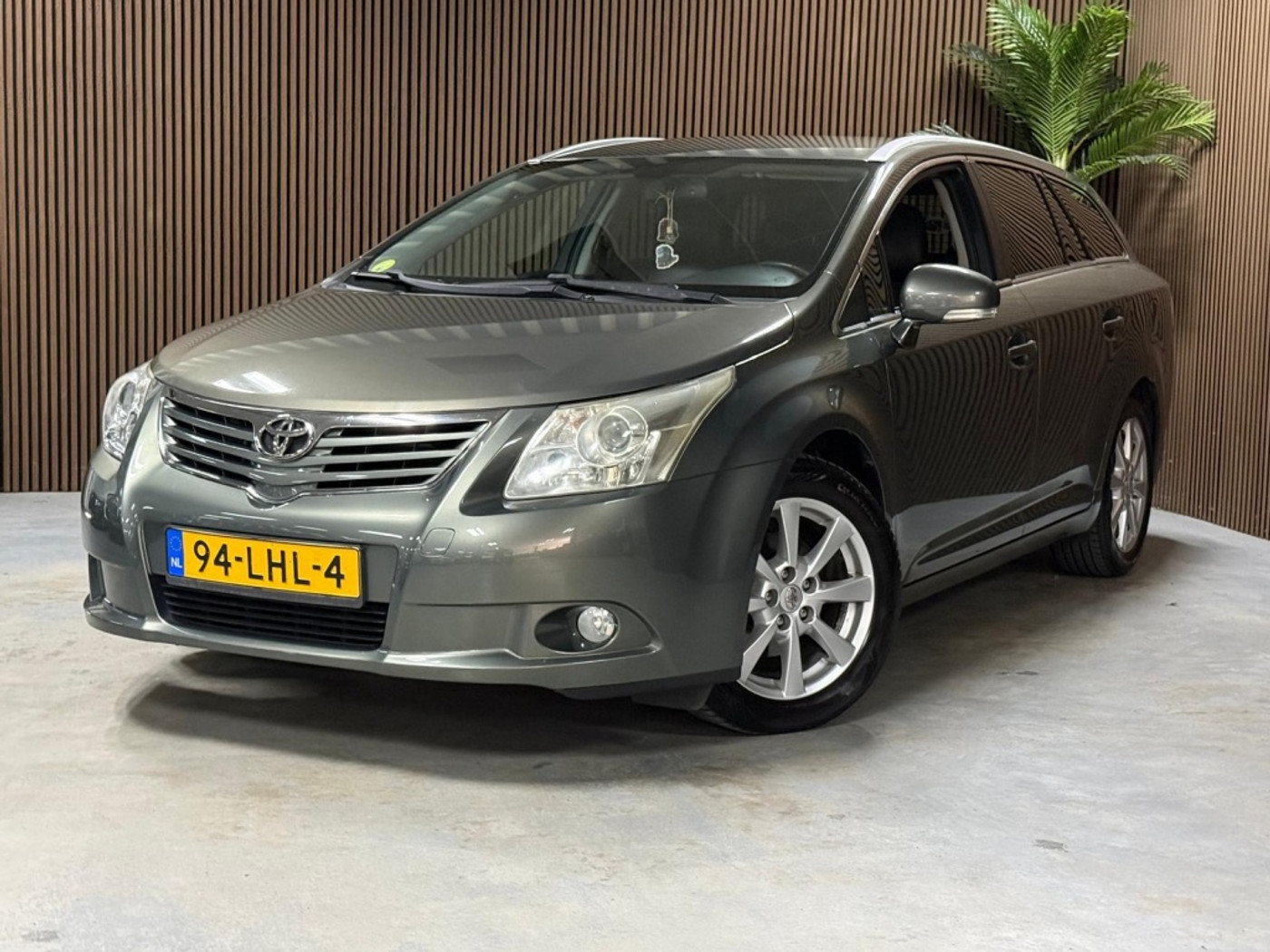 Toyota Toyota Avensis 1.8 VVTi Exec. Bns 2010 - voorkant