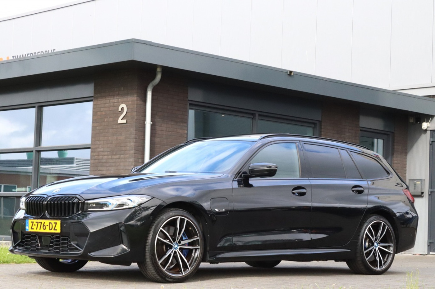 BMW 330e xDrive 330e xDrive Facelift 19 inch Pano Trekhaak Harman-Kardon 2022 - voorkant