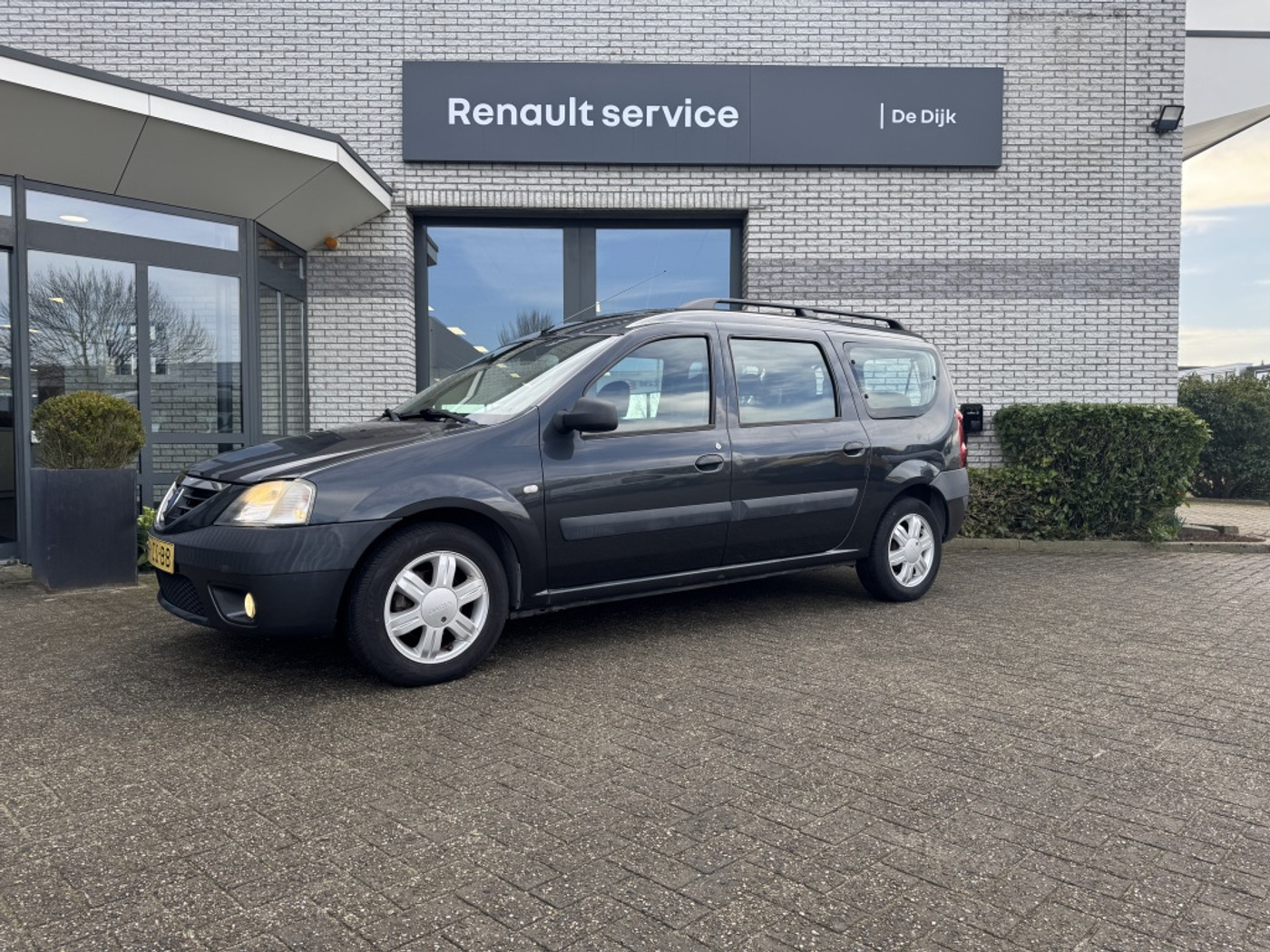 Dacia Logan 1.6-16V Lauréate 7p. 2008 - voorkant