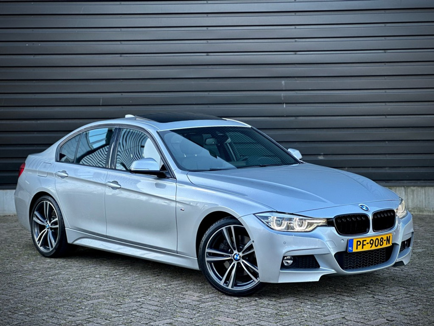Foto van BMW 330i