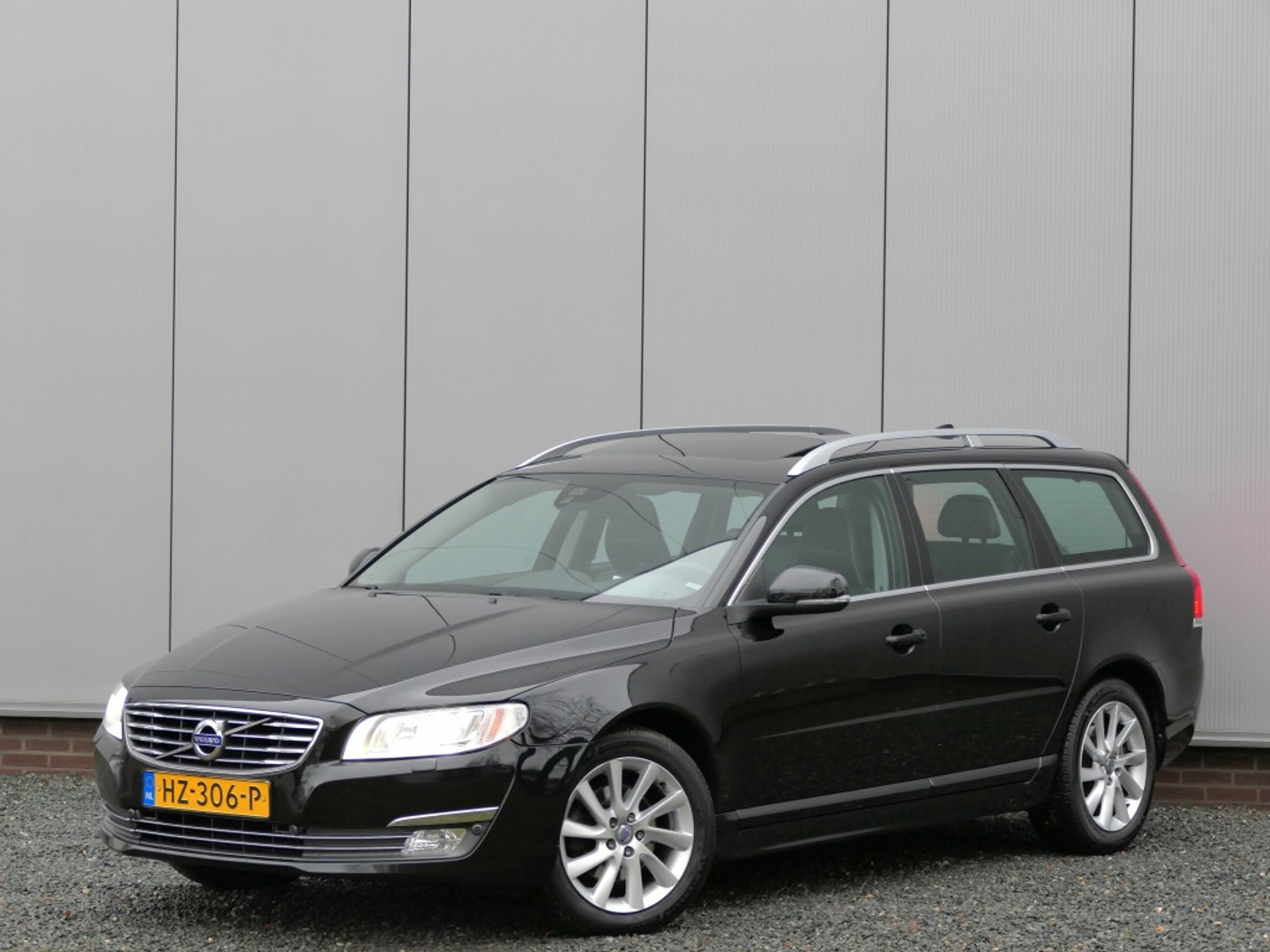 Volvo V70 2.0 T4 AUT Inscription Edition. Schuifdak / Standkachel / Houten 2016 - voorkant