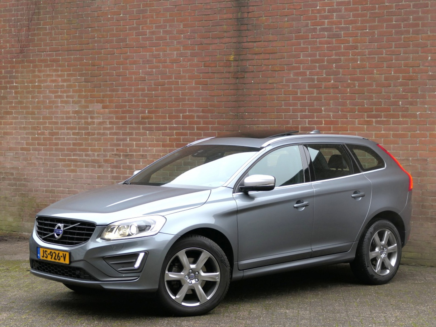 Volvo Xc60 2.0 T5 FWD R-Design Xenon / Panoramadak / Standkachel / Camera 2016 - voorkant