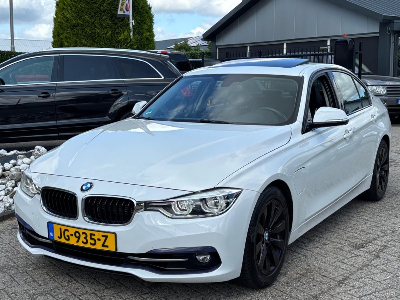 BMW 330e 330e Sport Sedan 2016 Wit Schuifdak Leer NL Auto 2016 - voorkant