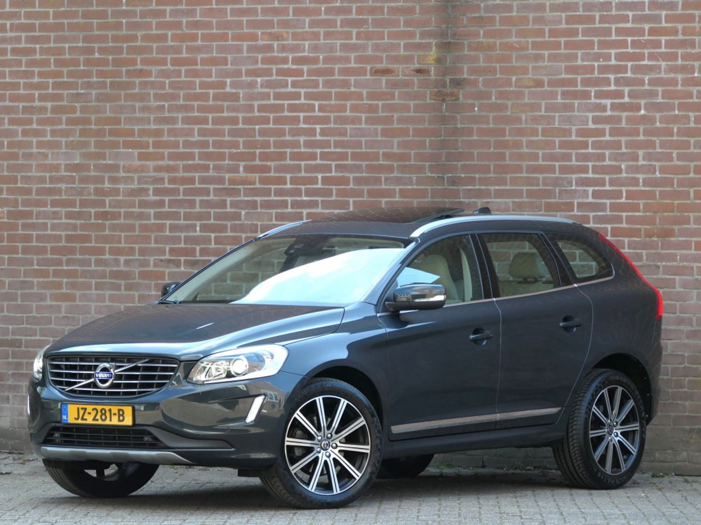 Volvo Xc60 2.0 T5 FWD Summum / Panoramadak / Afneembare trekhaak / Xenon 2016 - voorkant
