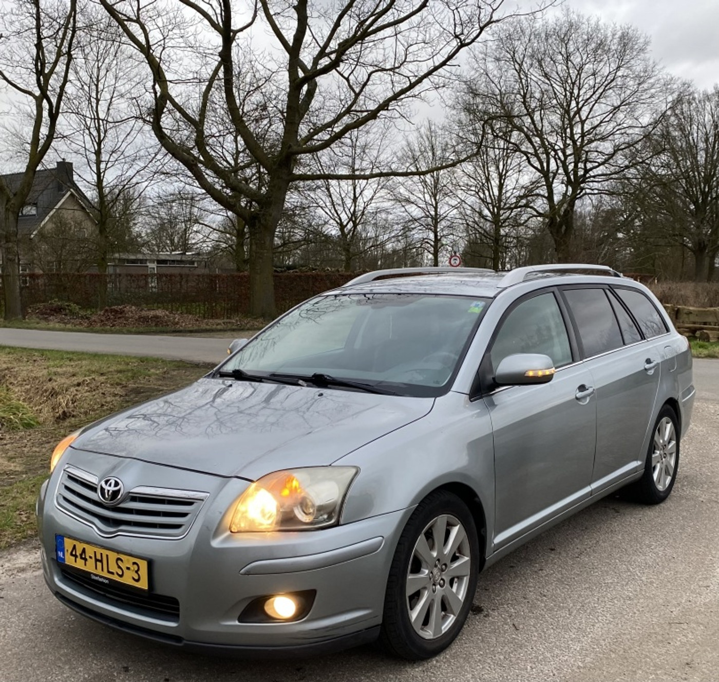 Toyota Toyota Avensis 2.0 D4D Luna Business 2009 - voorkant
