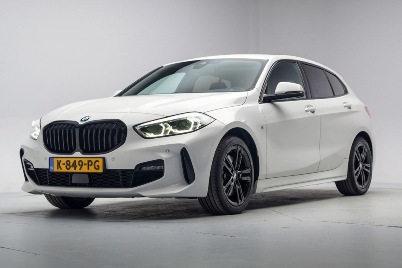 BMW 120i 120i Executive Ed. 2021 - voorkant