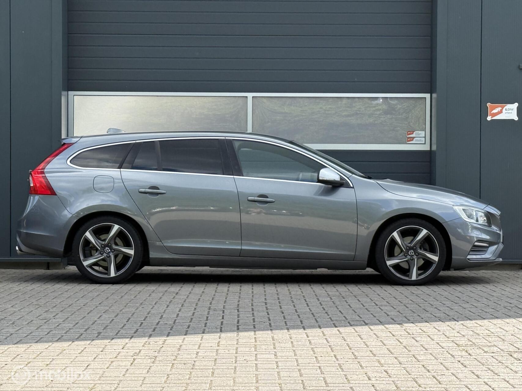 Volvo V60 2.0 D4 R-Design EX BPM 2016 - voorkant