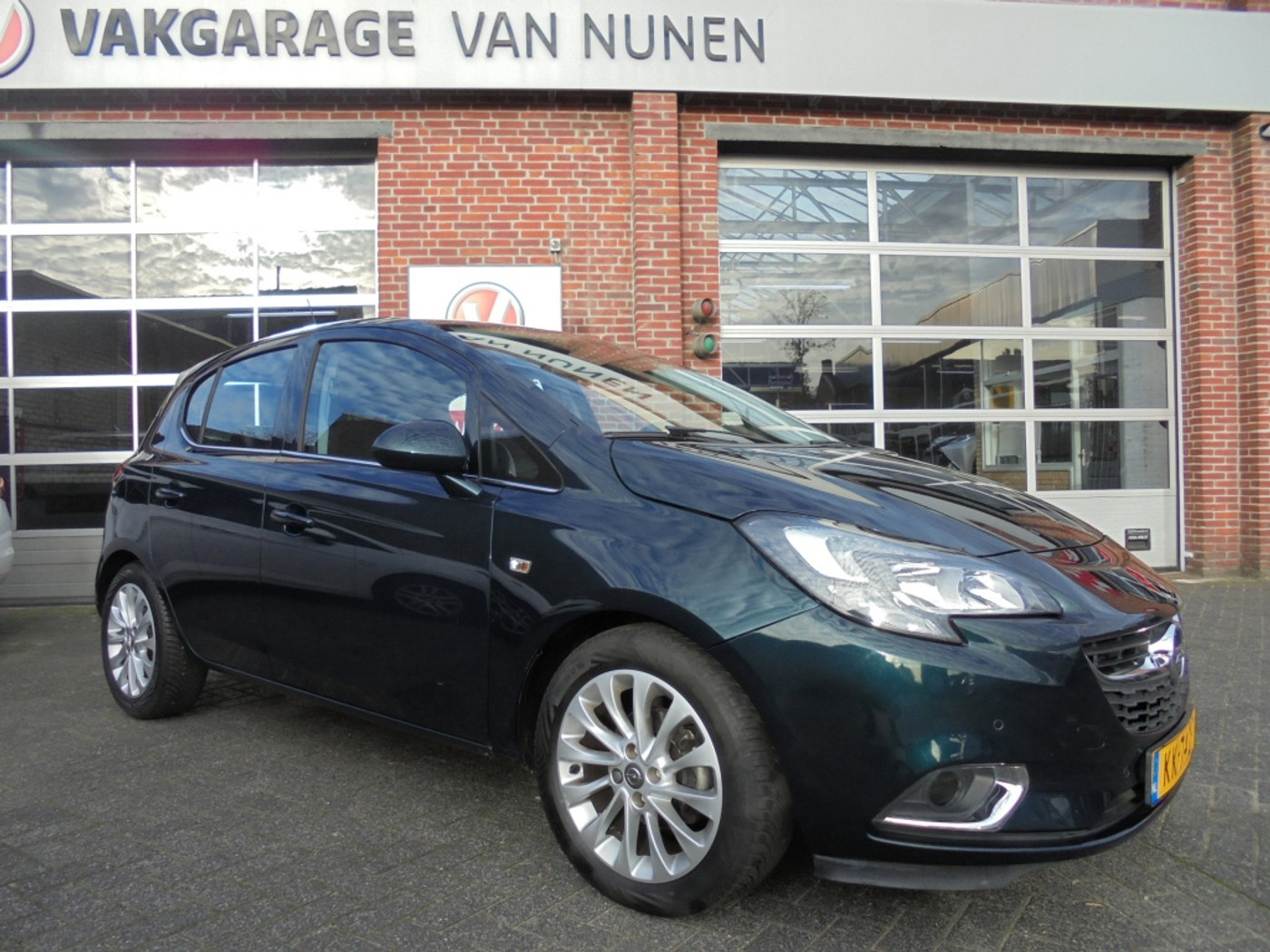 Opel Corsa 1.4 Innovation 2016 - voorkant
