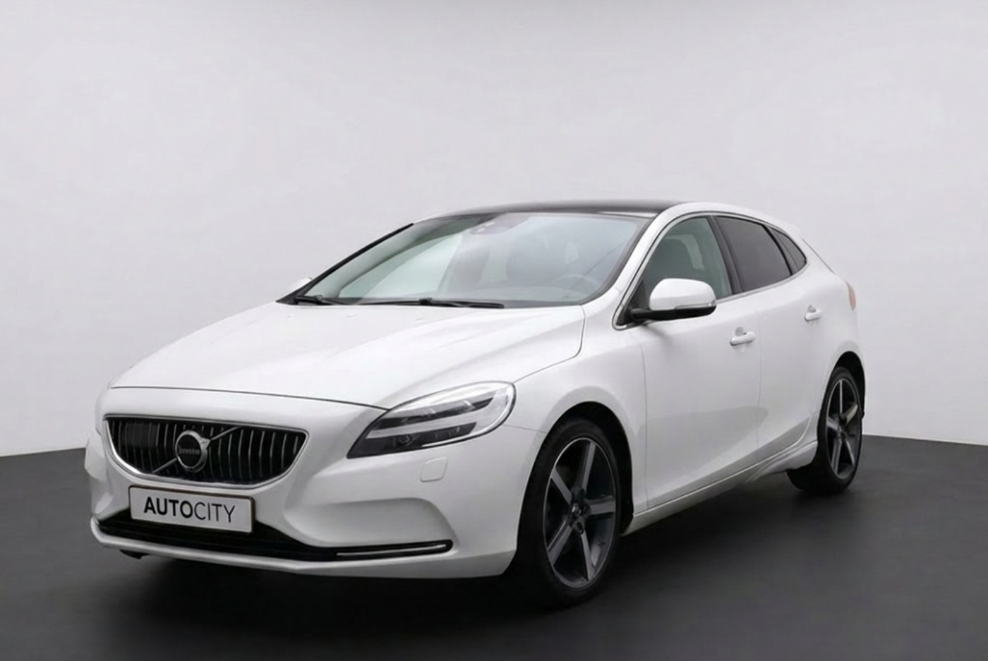 Volvo V40 2.0 D3 Nordic+ Summum Pano l Leder l Memory 2016 - voorkant