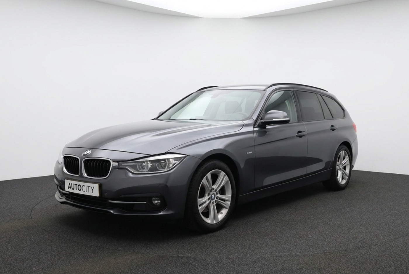 BMW 318i 318i Touring Sportline Pano | Trekhaak | Sportstoelen | Stoelverwarming | Camera 2018 - voorkant