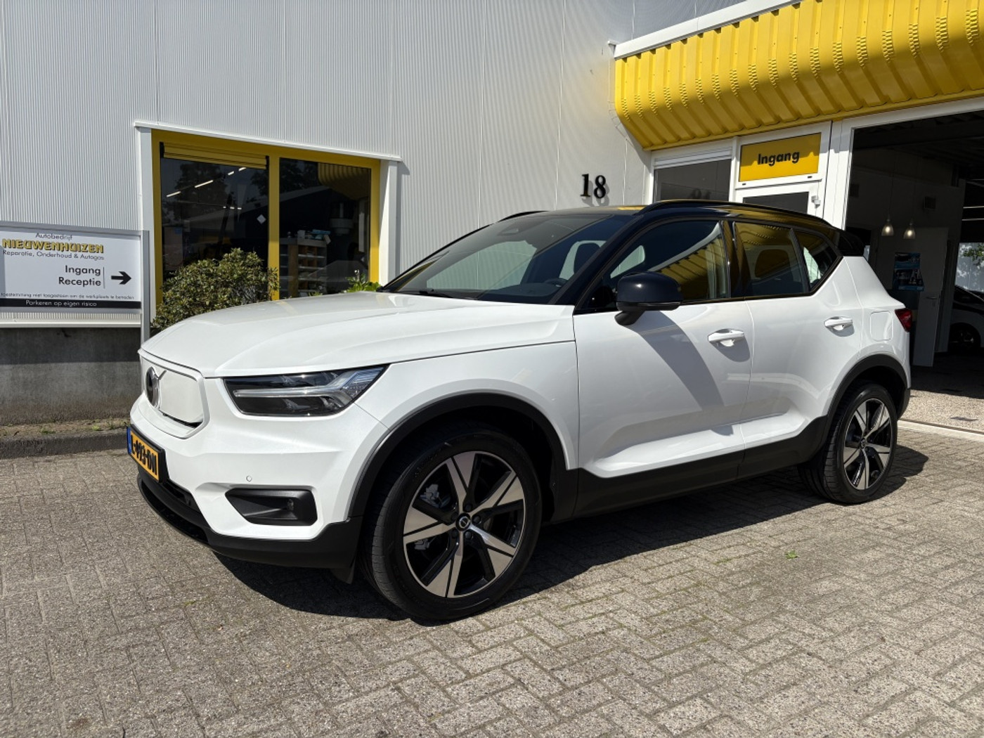 Volvo XC40 Recharge P8 AWD R-Design Navi Stoelverwarming 2021 - voorkant
