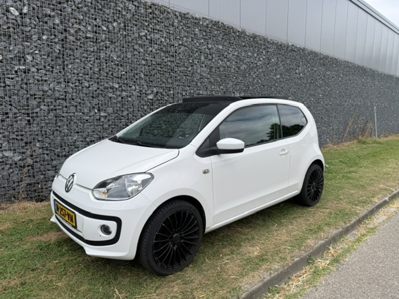 Volkswagen Up 1.0 high up! Airco | Pano | Leer 2012 - voorkant