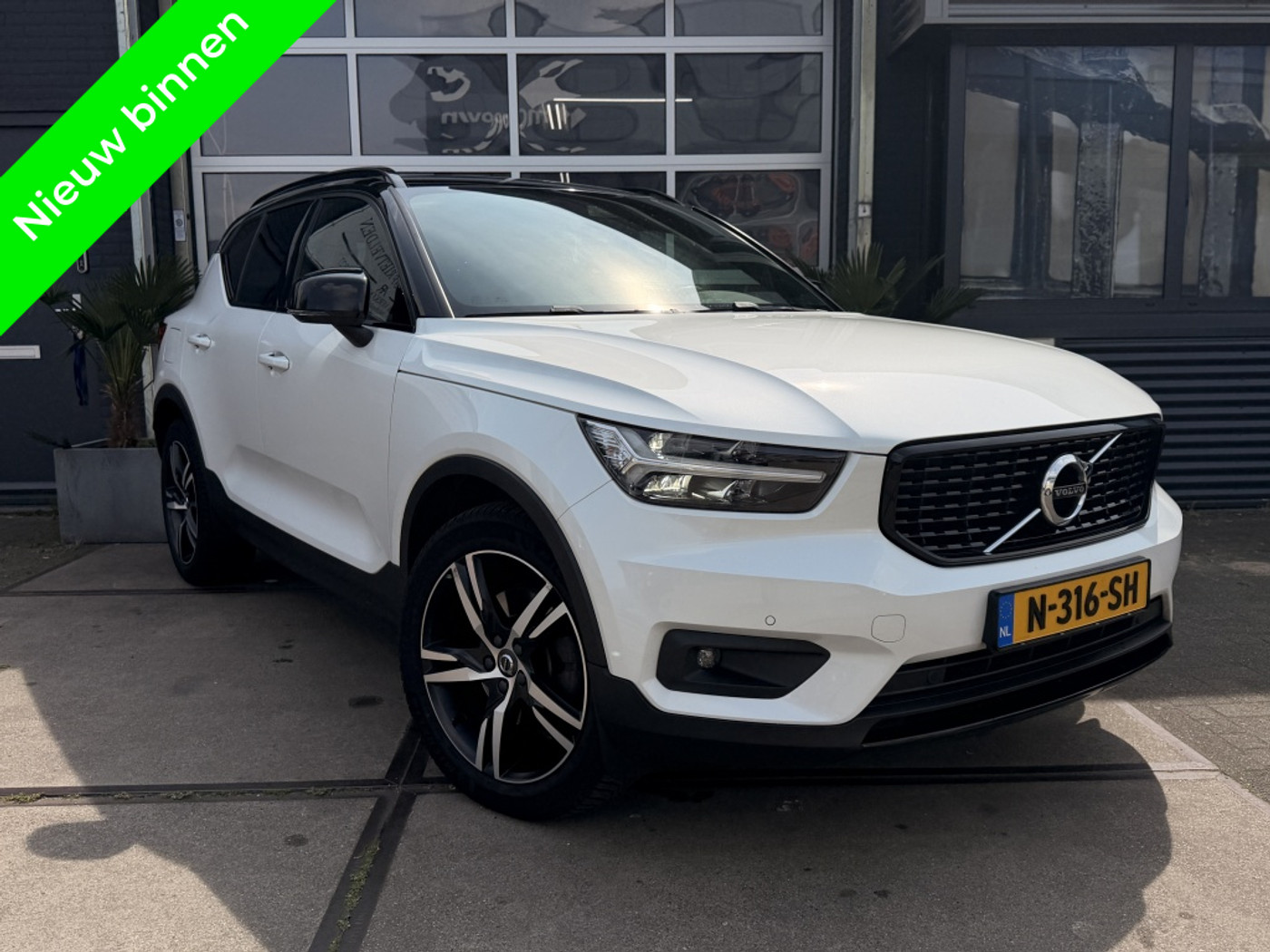 Volvo XC40 2.0 T4 R-Design Automaat Navi Carplay! Inruil mogelijk! 2018 - voorkant