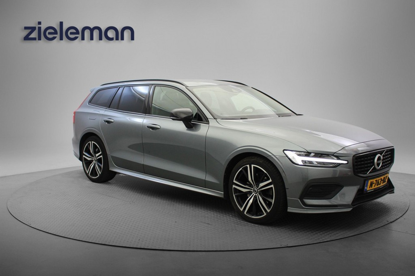 Volvo V60 2.0 B3 Momentum Advantage Automaat - Carplay, Camera, Stoelverw. 2021 - voorkant