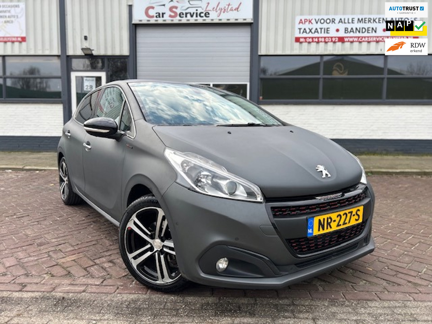 Peugeot 208 1.2 PureTech GT-line, NW DISTI/ JBL / Navi / PDC/ Camera / App- 2017 - voorkant