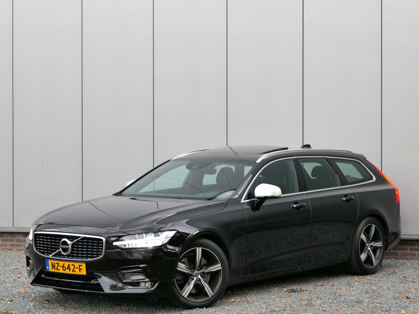 Volvo V90 T5 R-Design Panoramadak / Trekhaak / Pilot assist / Carbon inleg 2017 - voorkant