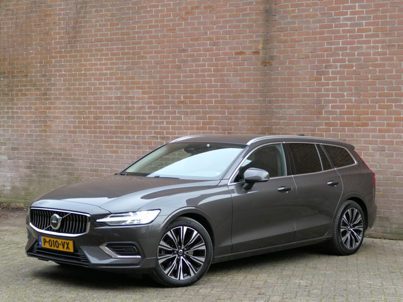 Volvo V60 2.0 B3 Plus Bright 2022 - voorkant
