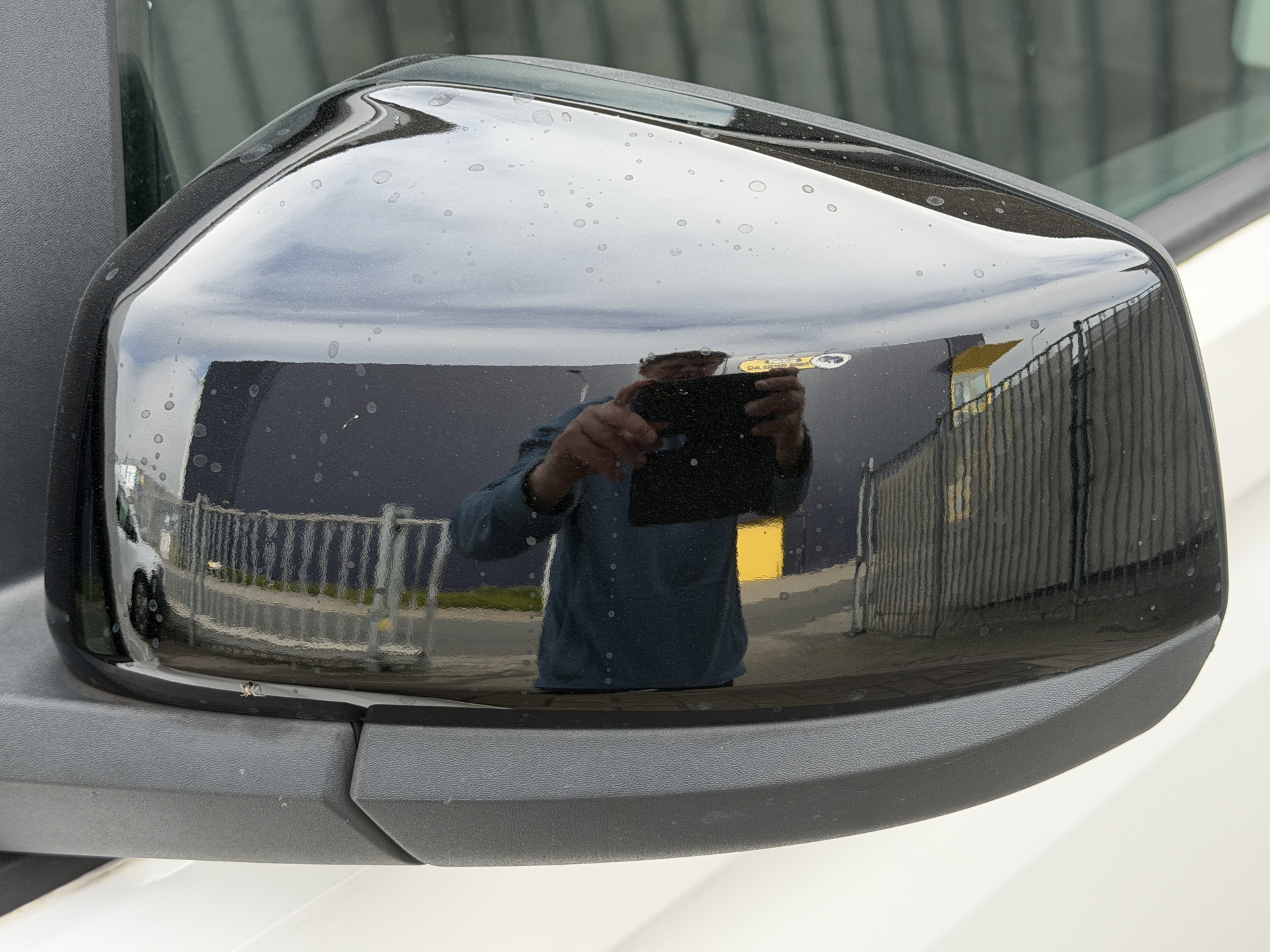 Foto van Volkswagen Caddy Modified Partition Wall
