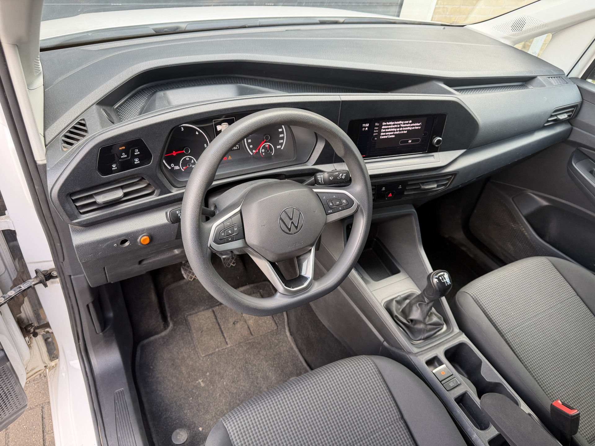 Foto van Volkswagen Caddy Modified Partition Wall