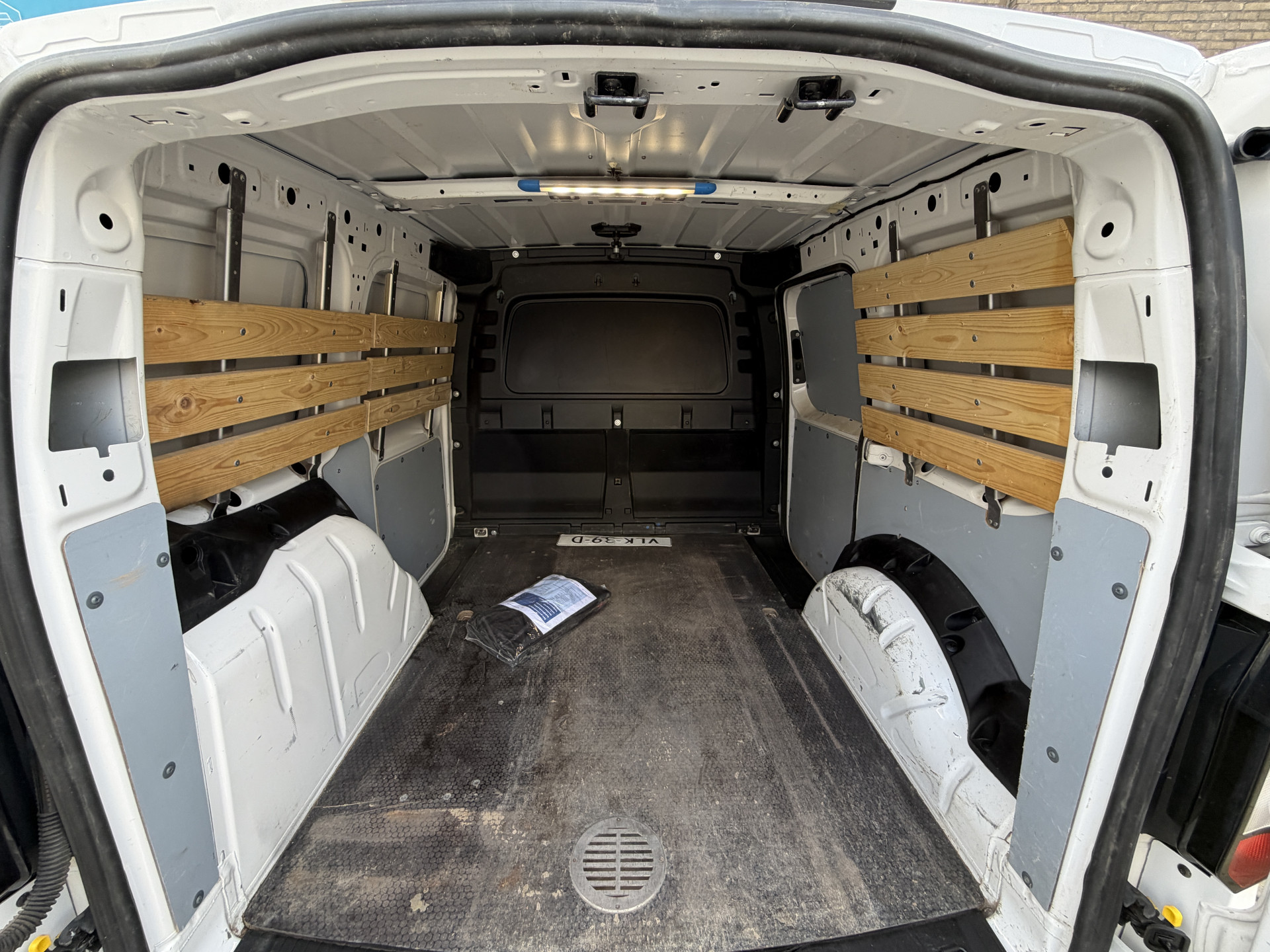 Foto van Volkswagen Caddy Modified Partition Wall
