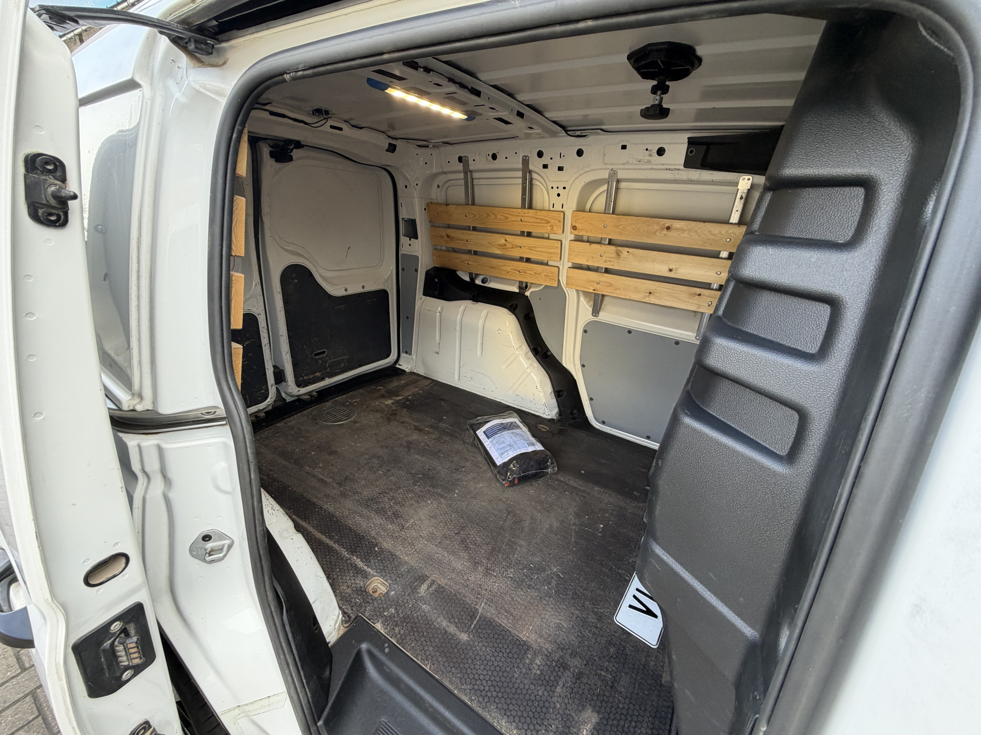 Foto van Volkswagen Caddy Modified Partition Wall