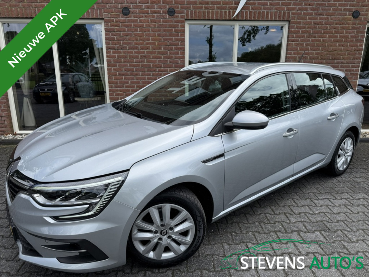 Renault Megane 1.3 TCe Business NIEUWE APK / CAMERA / TREKHAAK / KEYLESS / PDC 2022 - voorkant