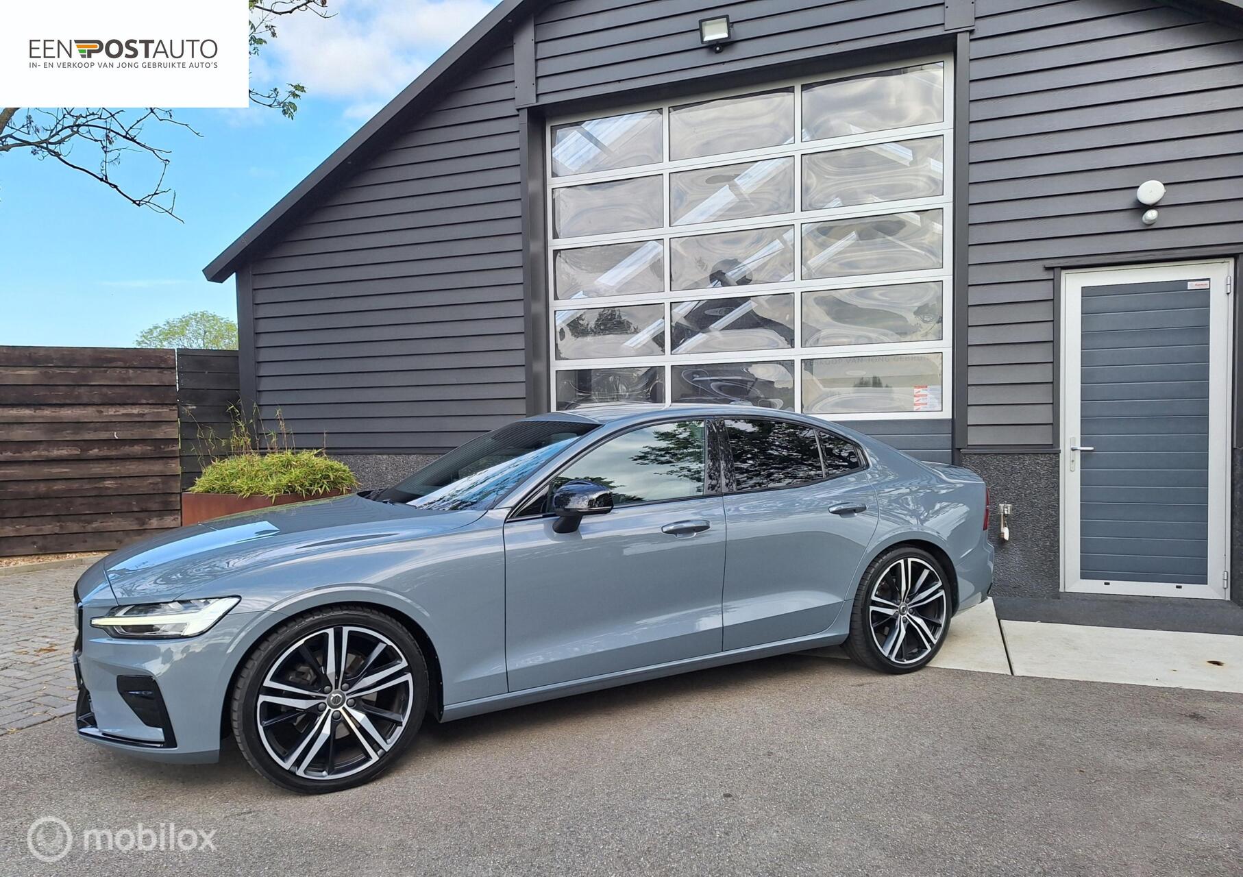 Volvo S60 2.0 B3 R-Design NL-Auto ! 1e Eigenaar ! BTW-Auto ! Full-Option ! Thunder Grey Met. 2022 - voorkant