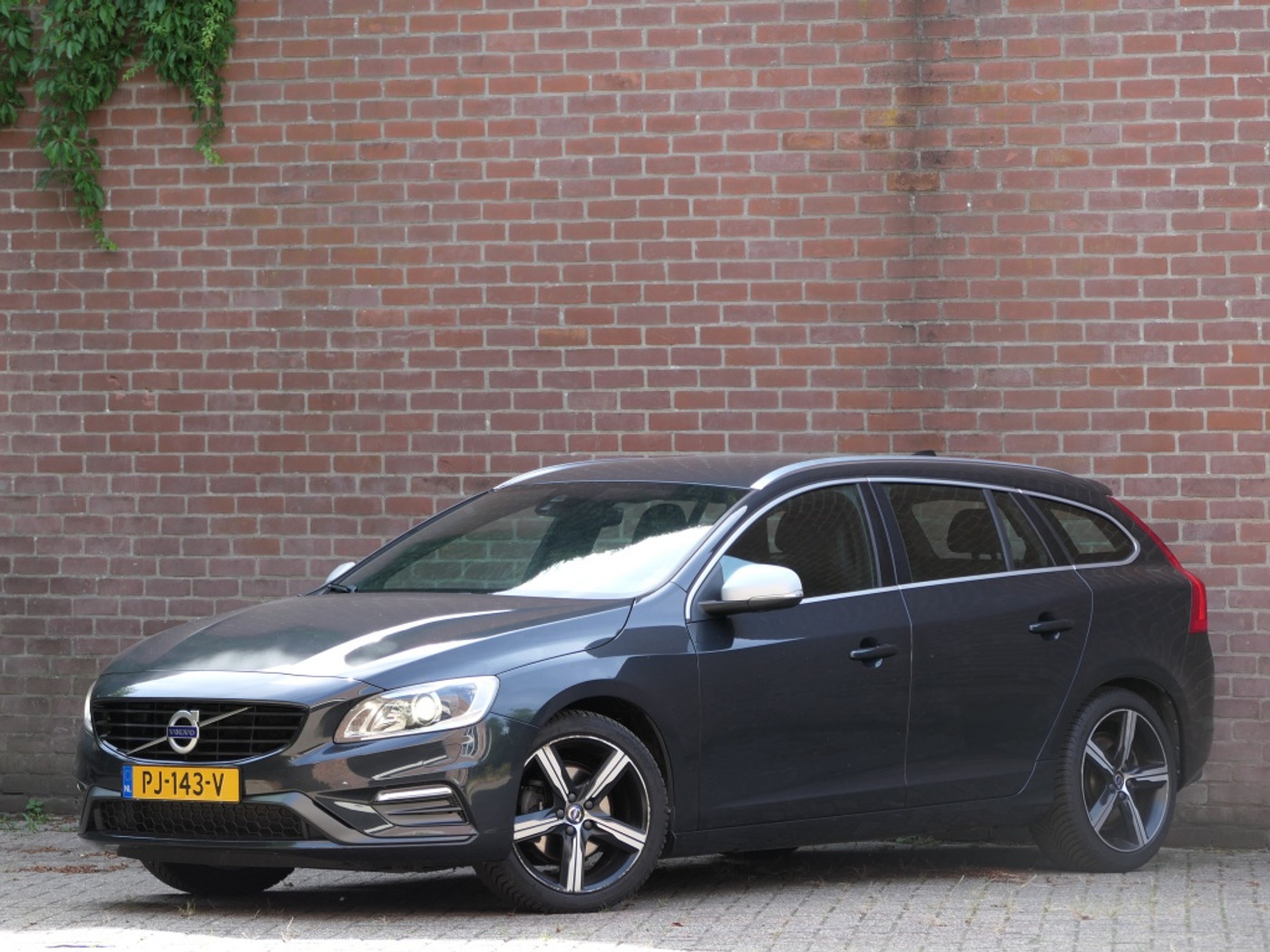 Volvo V60 1.5 T3 R-design Xenon / Regensensor / Bluetooth / Navi 2017 - voorkant