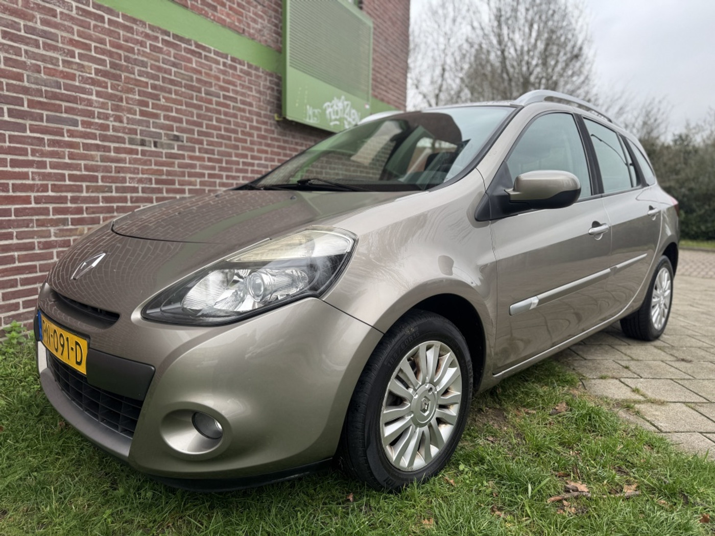 Renault Clio 1.2-16V Expres*2009*Airco|Apk|Lmv 2009 - voorkant