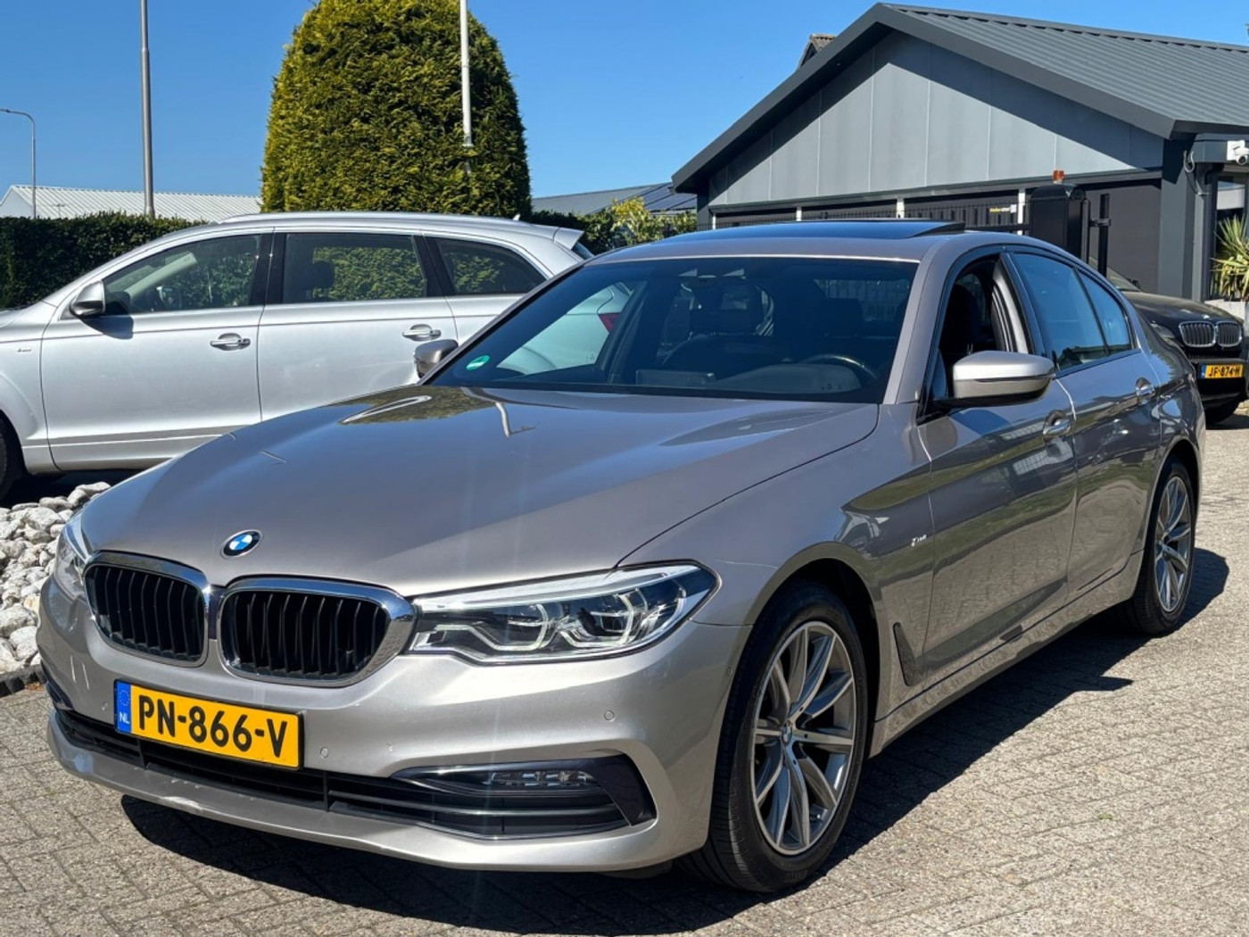 BMW 520i 520i High Exe 2017 Schuifdak Dealerauto Trekhaak 2017 - voorkant