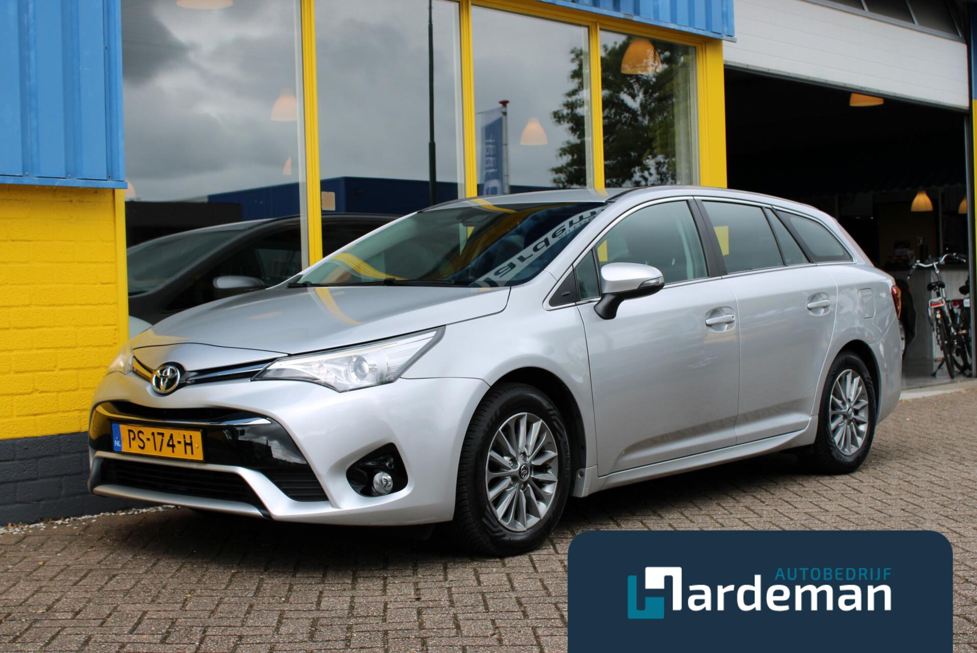 Toyota Toyota Avensis 1.8 VVT-i Executive Navi Camera 2017 - voorkant