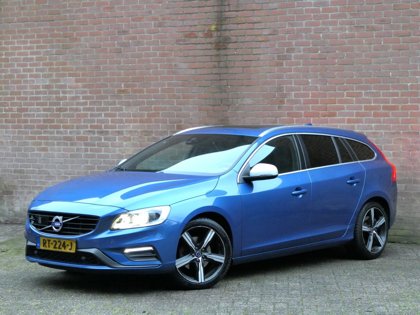 Volvo V60 2.0 T4 AUT Bus. Sport 12 MND garantie Schuifdak / Adaptive Cruis 2018 - voorkant