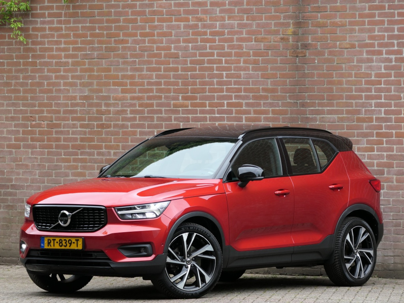 Volvo XC40 T5 AUT AWD R-Design Panoramadak / Harman/Kardon / Trekhaak / Cam 2018 - voorkant