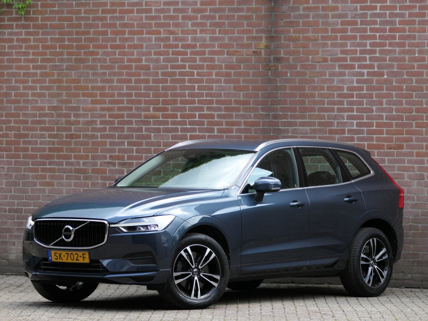 Volvo Xc60 T5 AUT Momentum / Leer / Blis / AppleCarPlay / 2018 - voorkant