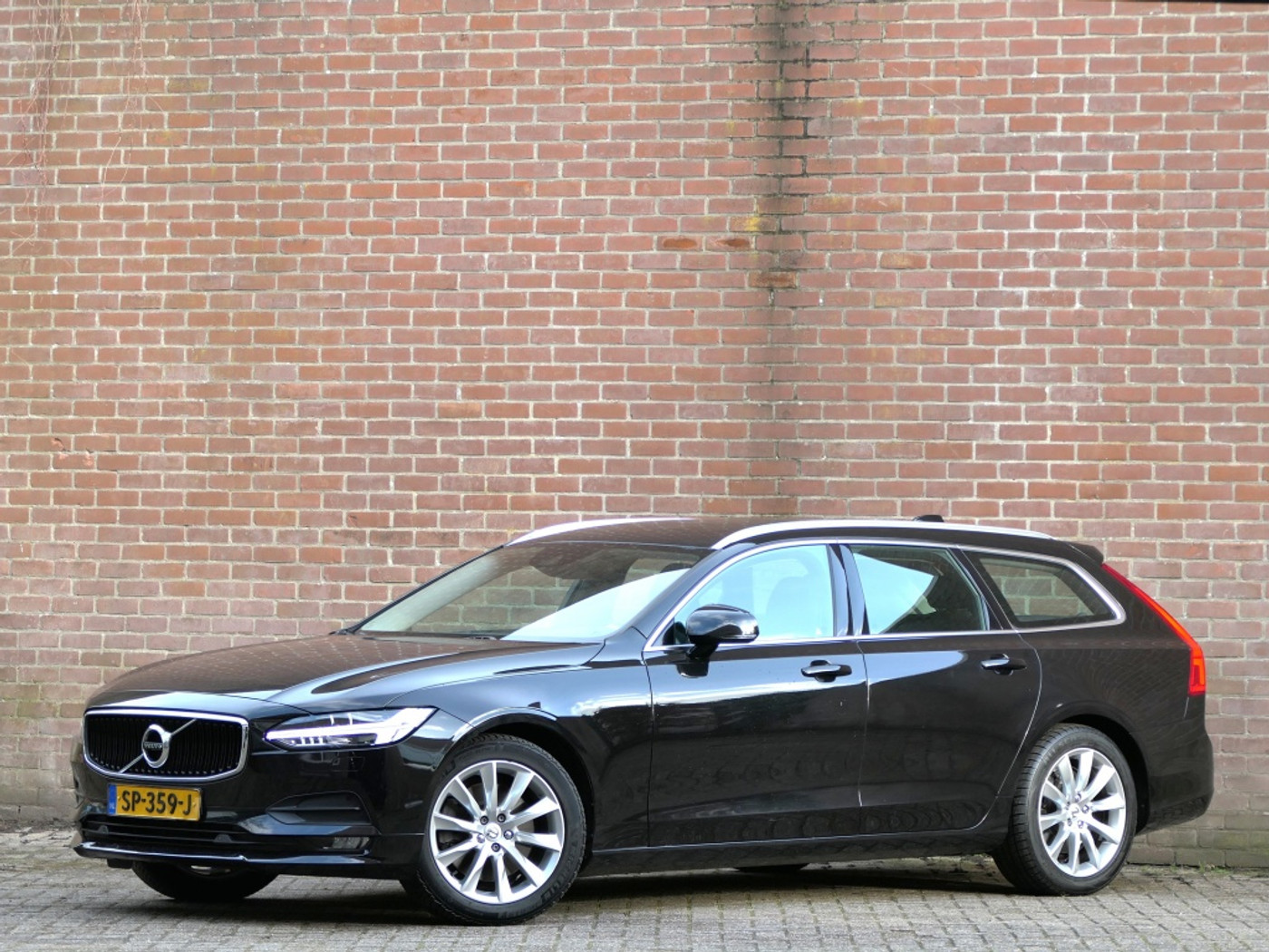 Volvo V90 T4 AUT Momentum 12MND garantie / Trekhaak / BLIS / Pilo 2018 - voorkant