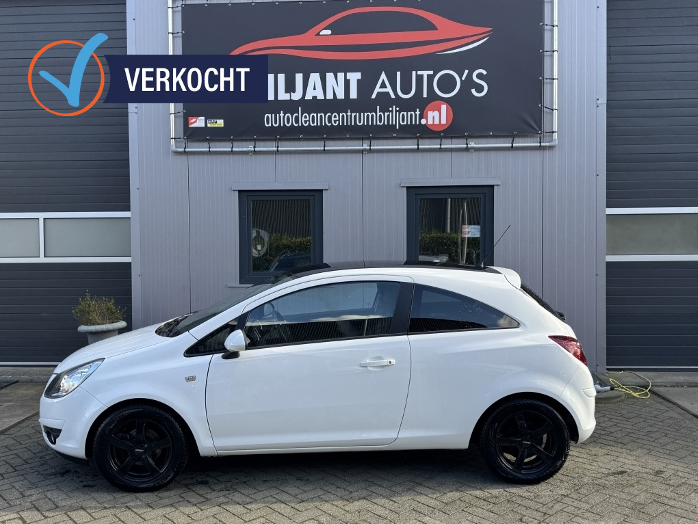 Opel Corsa 1.4-16V 2011 - voorkant