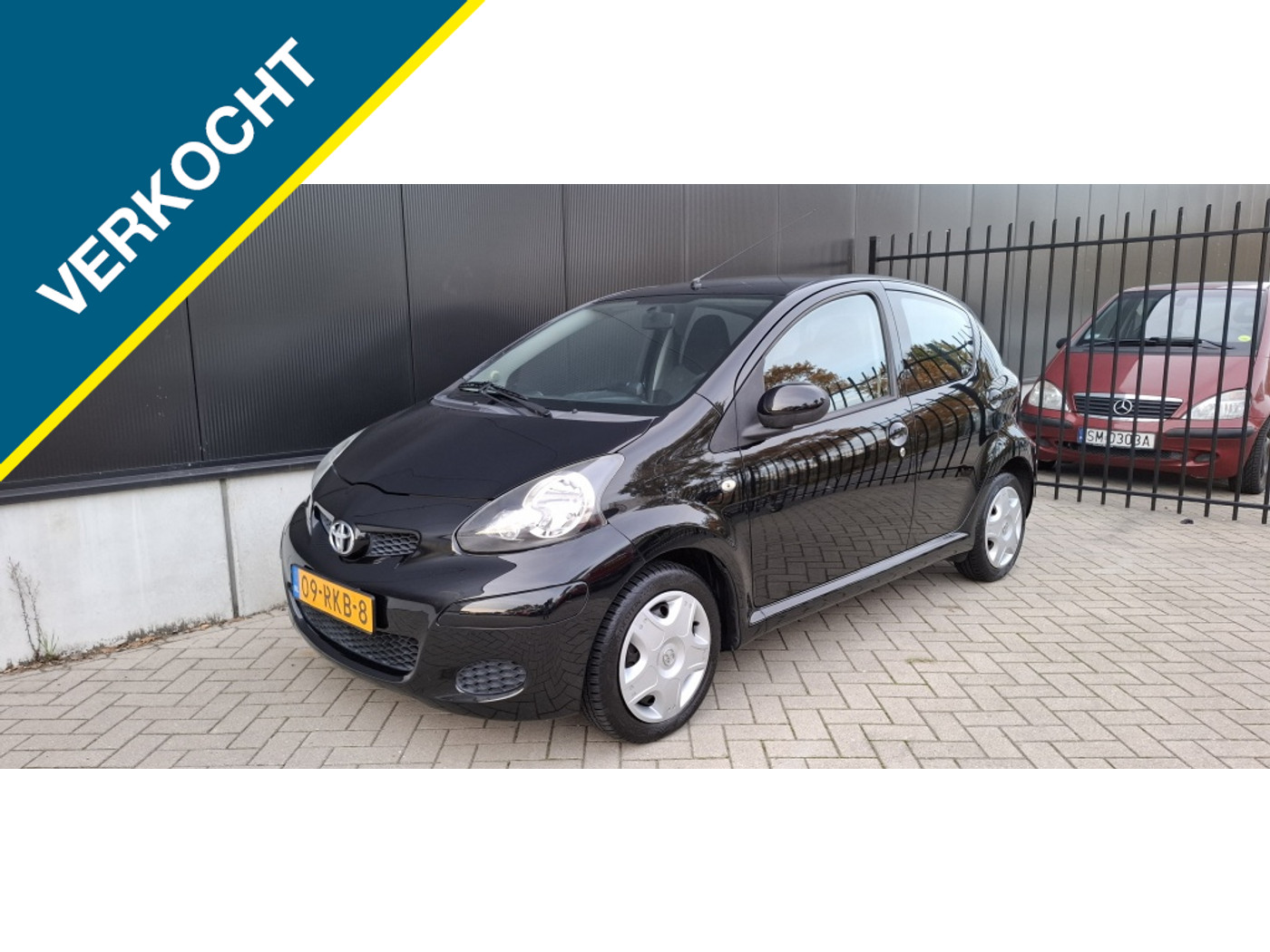 Toyota Toyota Aygo VERKOCHT 1Eig Navigatie Airco NAP Dealerondr 2011 - voorkant