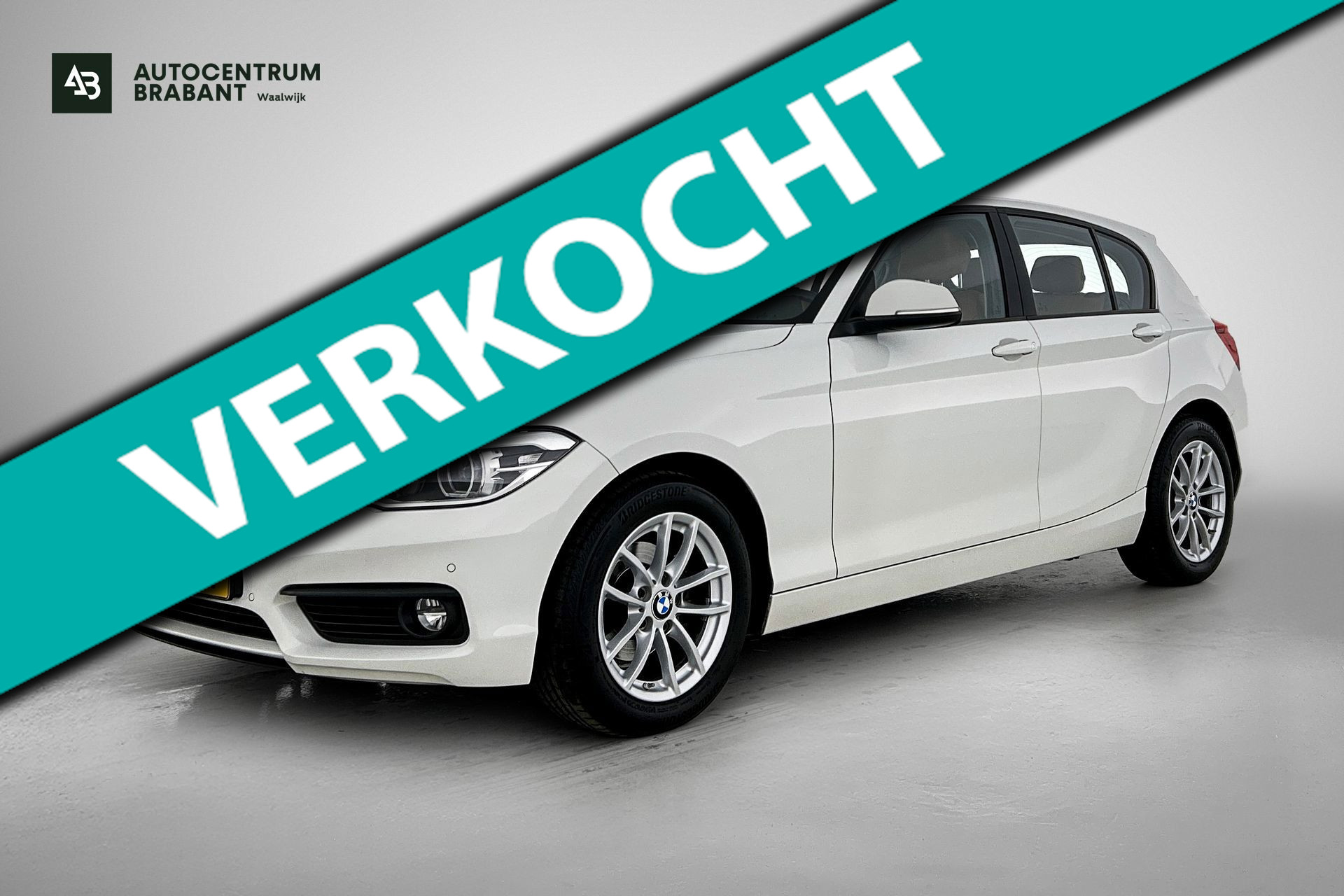 BMW 118i 118i High Executive (GROOT-NAVIGATIE, LEDER, STOELVERWARMING, PARKEERSENSOREN, DEALER ONDERHOUDEN) 2018 - voorkant