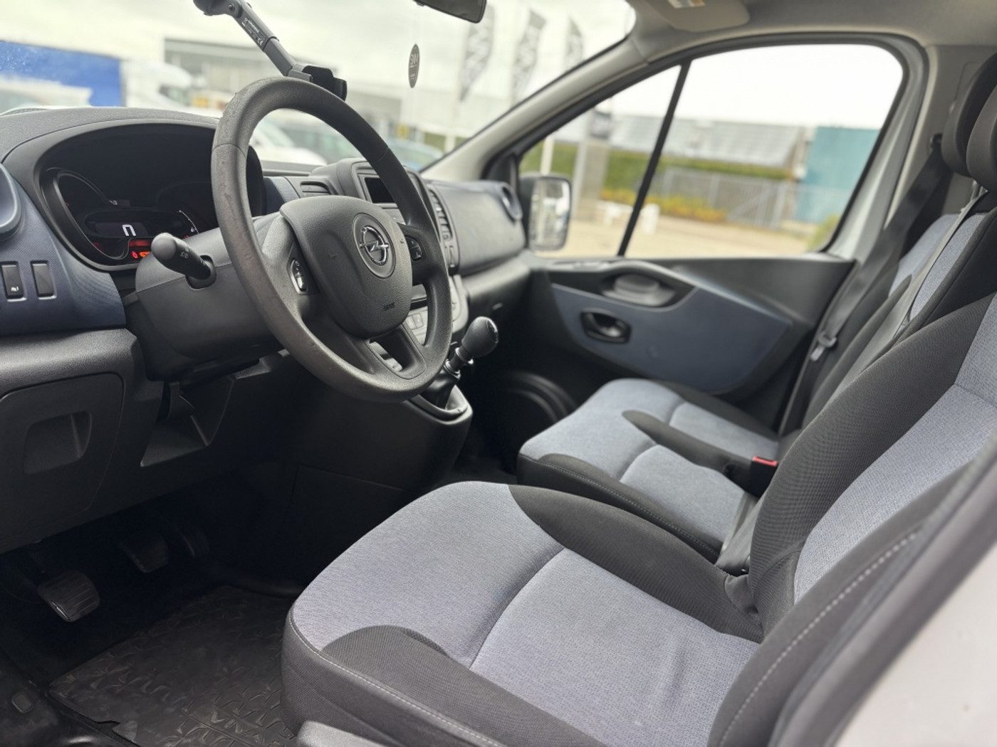 Foto van Opel Vivaro-b