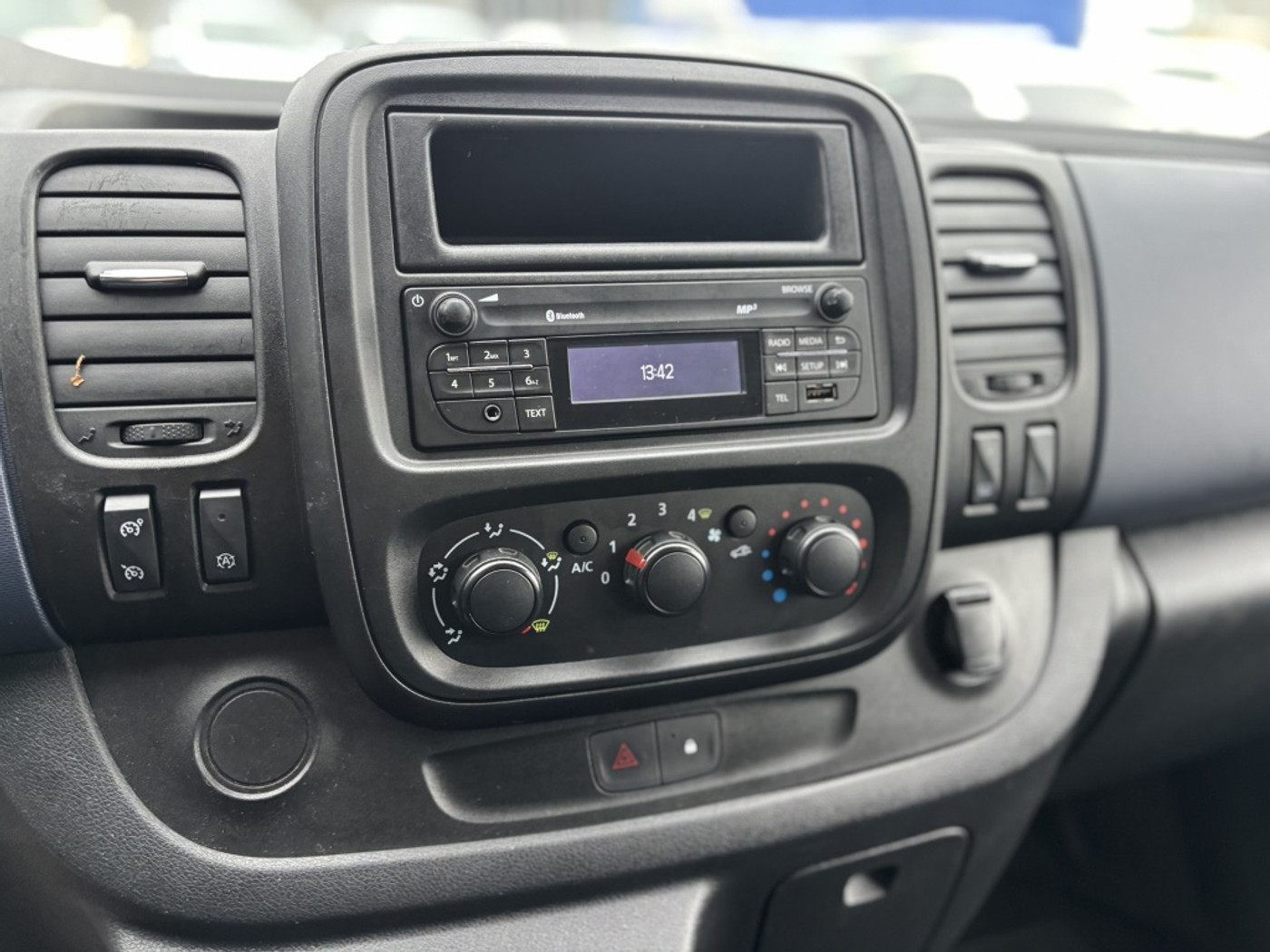 Foto van Opel Vivaro-b