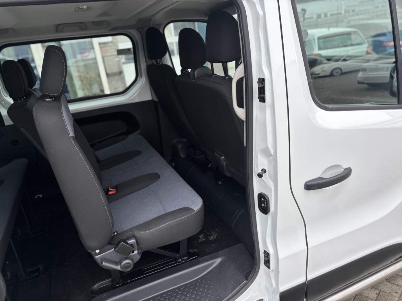 Foto van Opel Vivaro-b