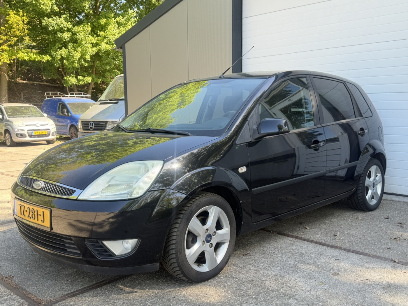 Ford Fiesta 1.3-8V Champion | Airco | 5drs | Nieuw Apk 2005 - voorkant