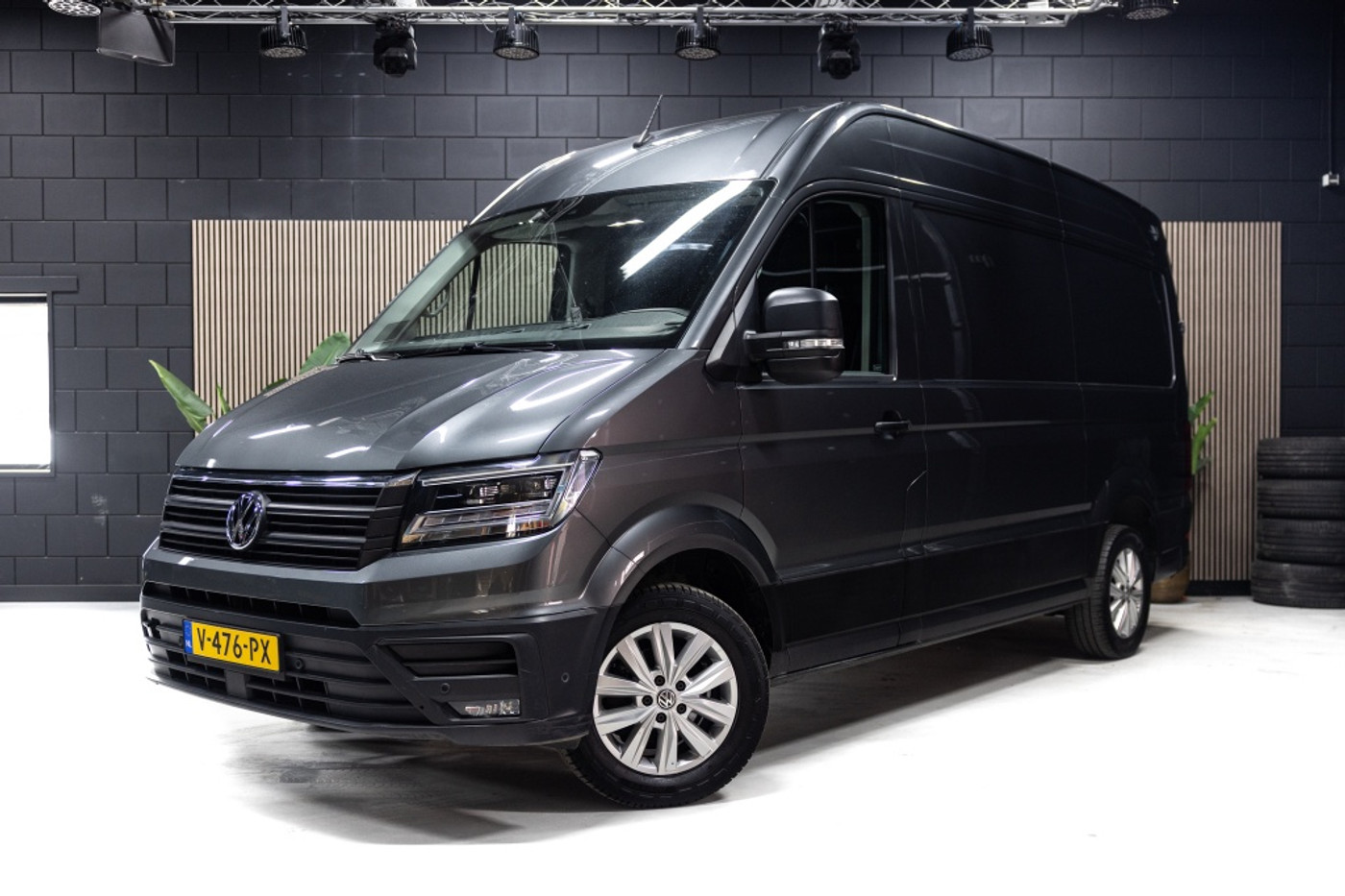 Volkswagen Crafter 30 2.0 TDI L3H3 Highline Aut. | Camera | Navi | Cruise | Trekhaa 2018 - voorkant