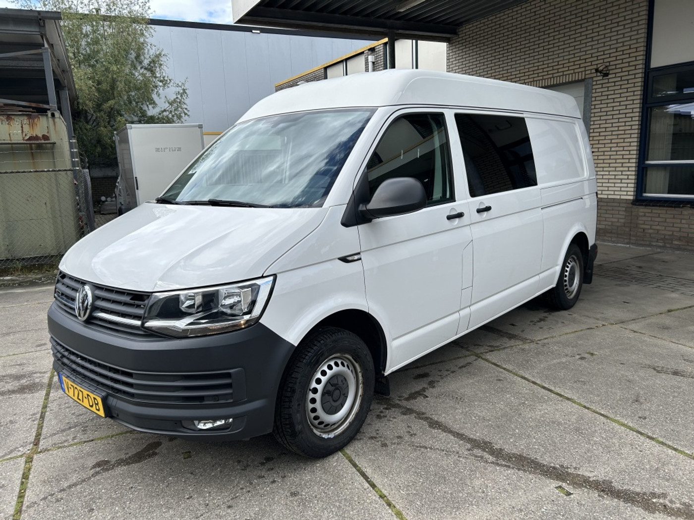 Volkswagen Transporter 2.0 TDI L2H2 4 MOTION AUT NAVI LANG HOOG 2017 - voorkant