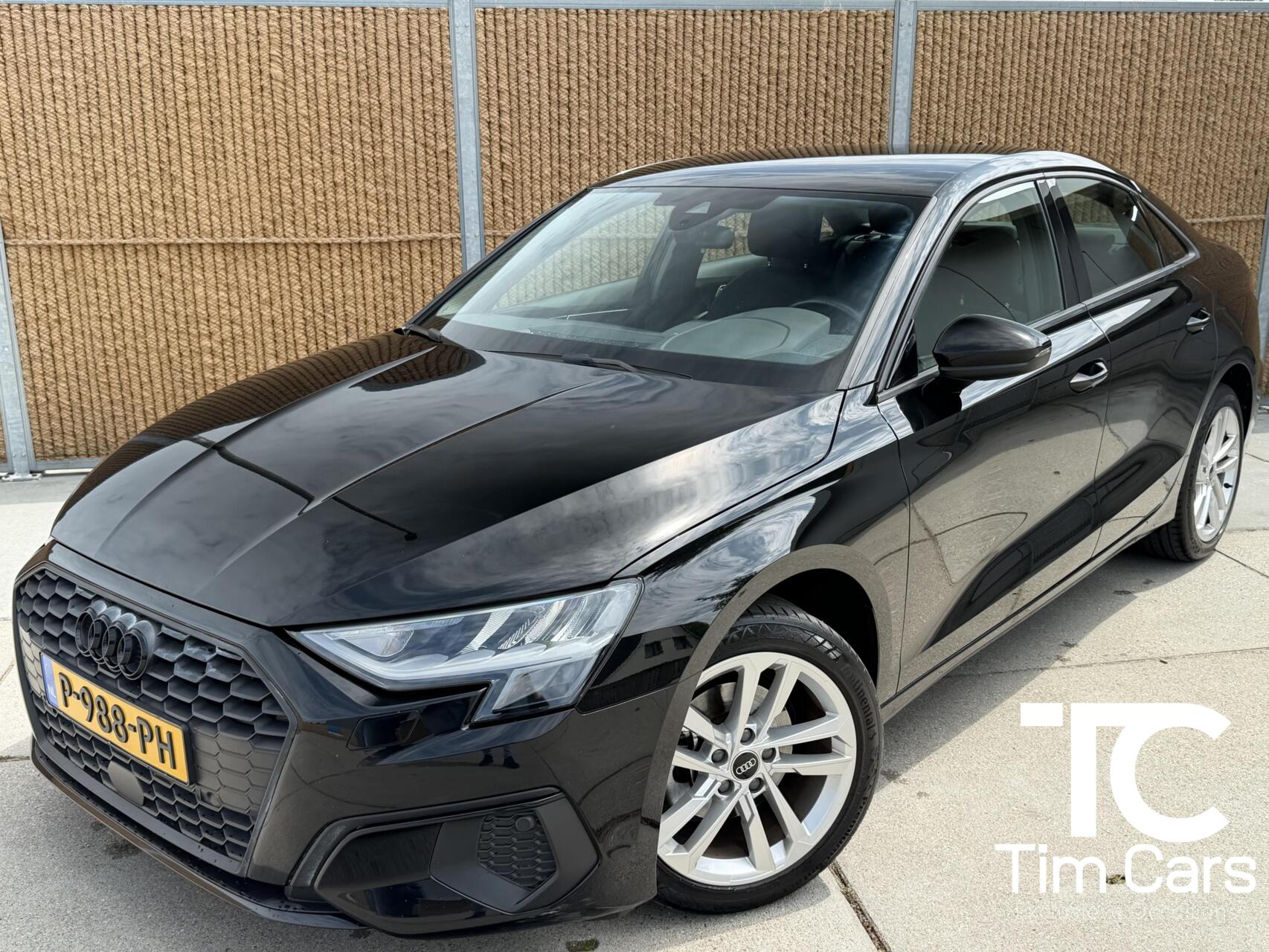 Audi A3 Limousine 30 TFSI Pro Line Zwart optiek | Apple CarPlay/Android Auto | Cruise control | LED koplampen | Climate control | DAB ontvanger | Rijstrooksensor | 17 inch velgen | Parkeersensoren achter 2022 - voorkant
