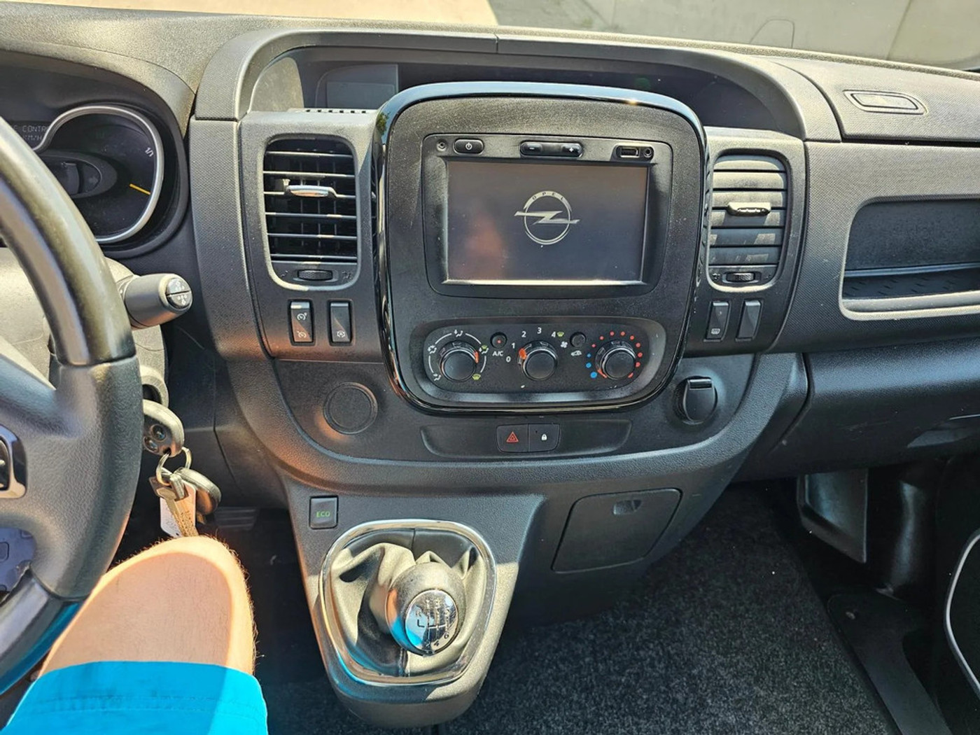 Foto van Opel Vivaro-b