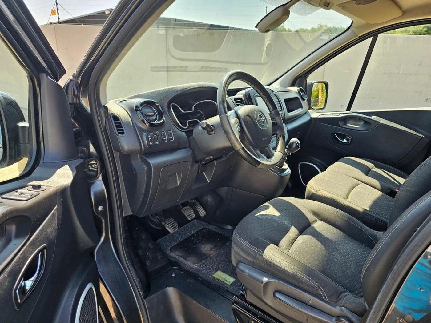 Foto van Opel Vivaro-b